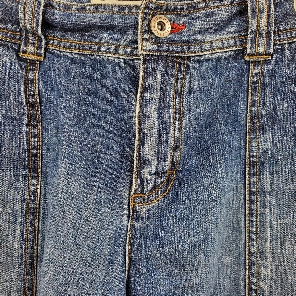 Tommy Hilfiger medium wash mid-rise jean shorts 8P